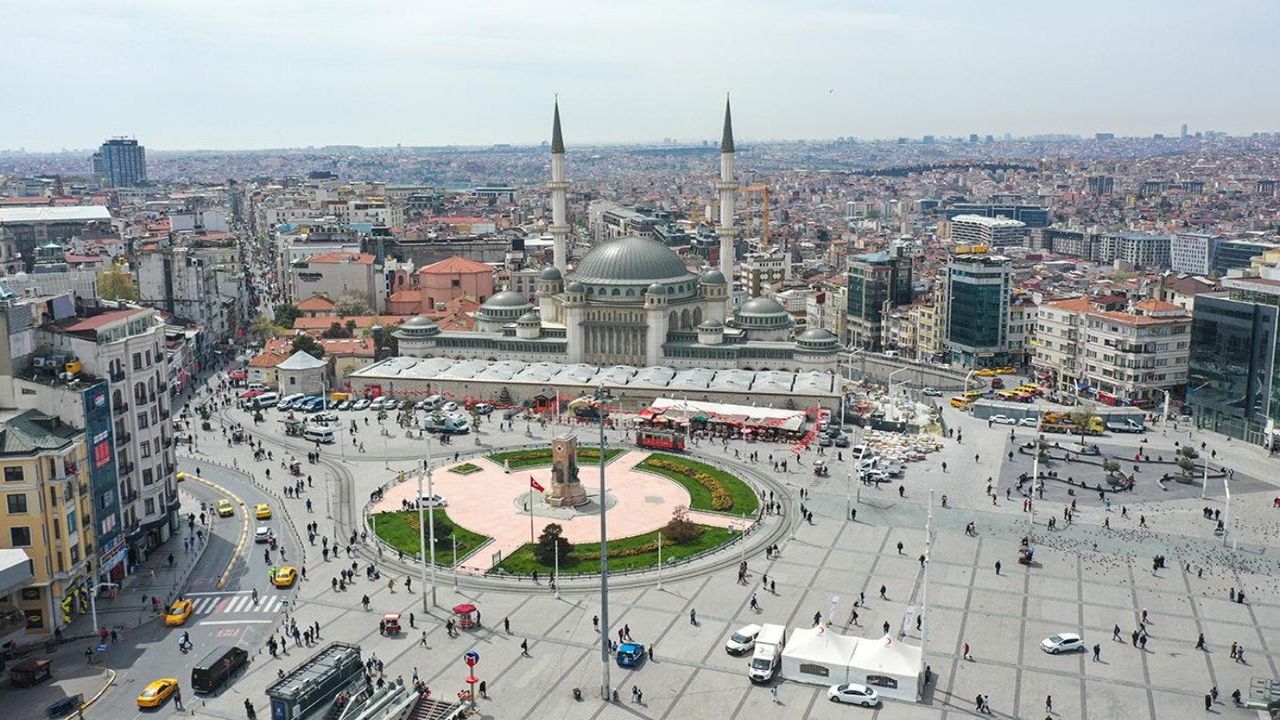 İstanbul Valiliği'nden Taksim ve İstiklal Caddesi'nde izinsiz protestolara karşı yoğun tedbirler! Yollar kapatıldı