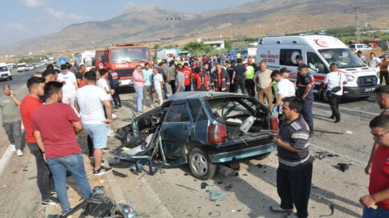 Mersin'de feci kaza! 2 ölü 35 yaralı...