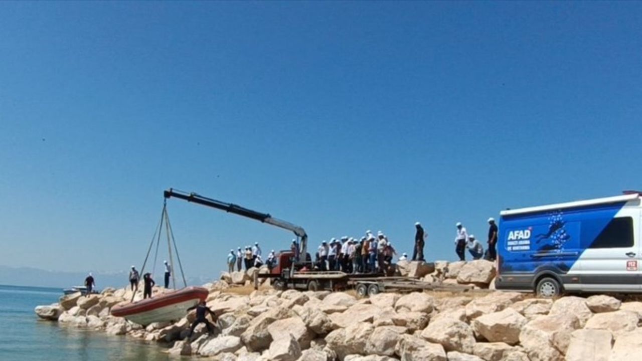 Serinlemek amacıyla girdiği Van Gölü'nde kayboldu! Arama çalışmaları sürüyor