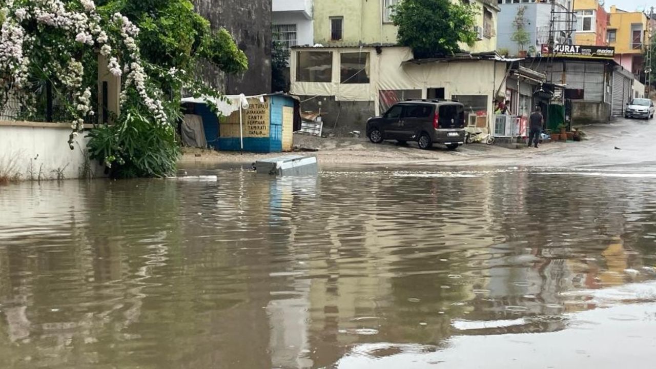 Adana'da şiddetli yağmur ve rüzgar hayatı felç etti! Ağaçlar söküldü, vinç devrildi