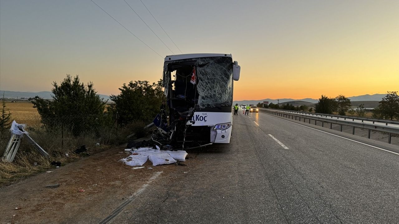 Afyonkarahisar'da Yolcu Otobüsü ile Kamyon Çarpıştı: 1 Ölü, 9 Yaralı