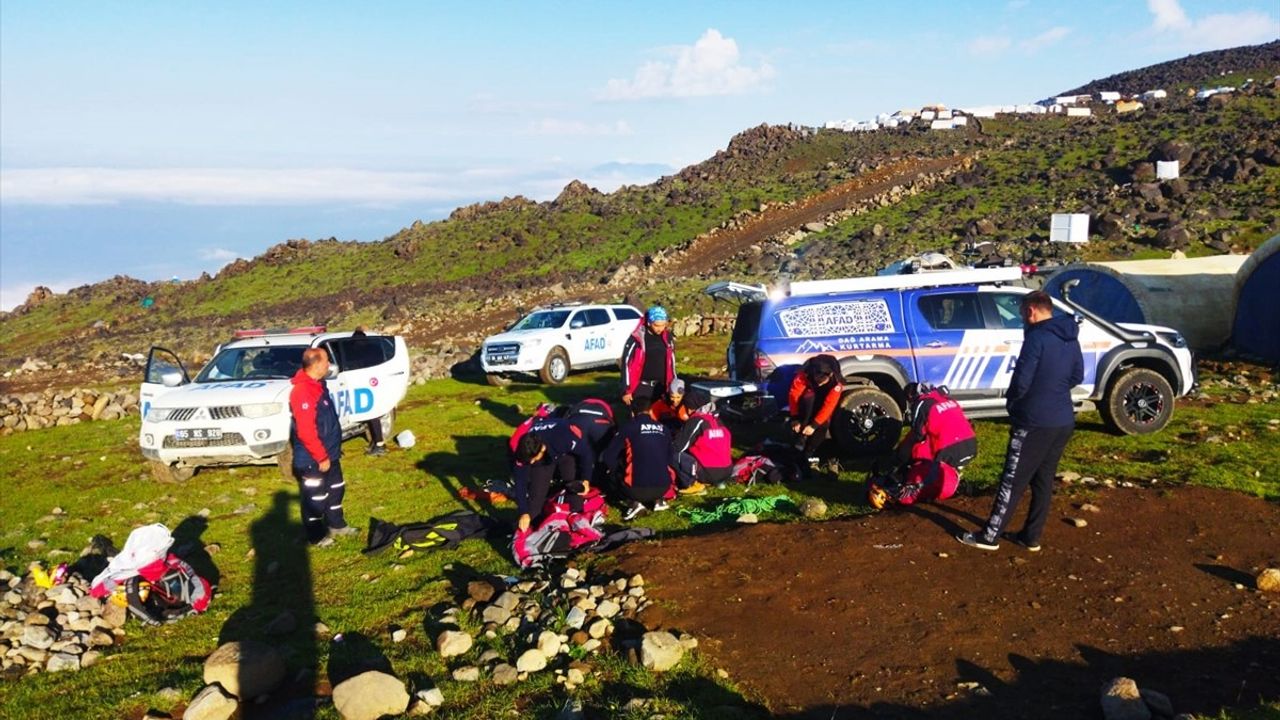 Ağrı Dağı'nda kaybolan 2 kişinin bulunması için çalışmalar sürüyor