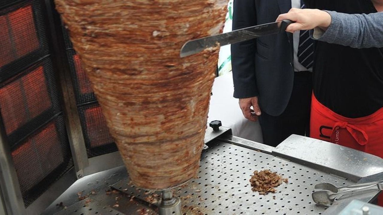  Almanya'da döner fiyatlarının artışı gençleri isyan ettirdi!