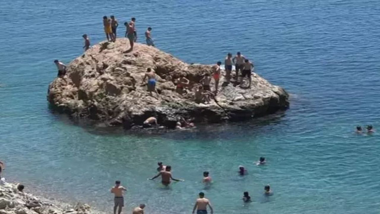 Antalya'da kavurucu sıcaklık: Tatilciler Konyaaltı Sahili'ni doldurdu!