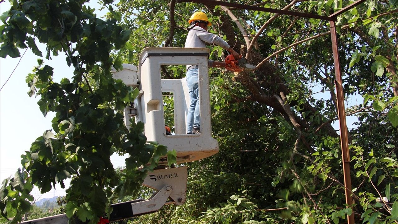 Antalya'da Şiddetli Fırtına ve Sağanak Yağış Zarara Yol Açtı