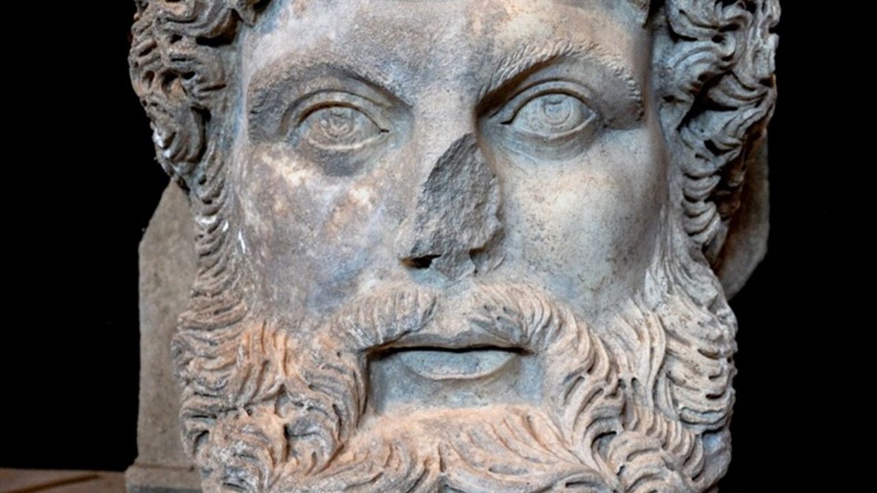 Aphrodisias Antik Kenti'nde Kolosal Zeus Başının Keşfi