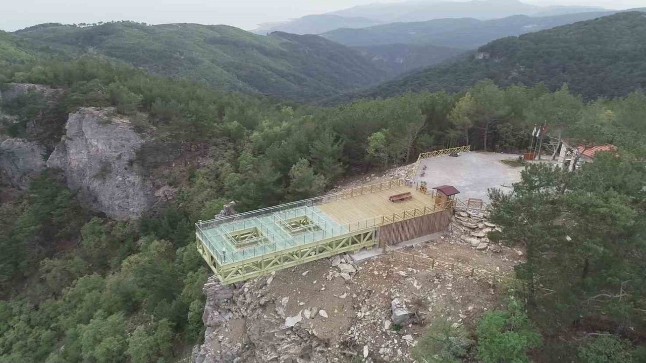 Aşırı sıcaklar Kazdağları’ndaki cam seyir terasında çatlağa neden oldu!