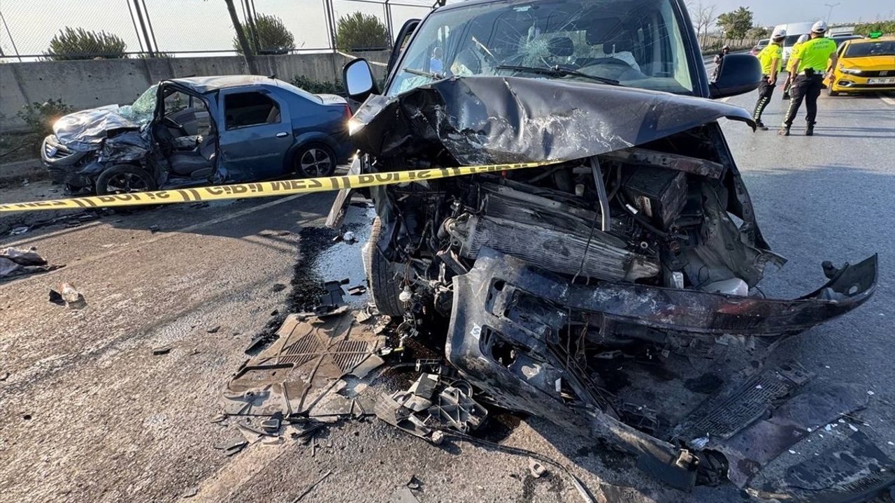 Bağcılar'da Kontrolden Çıkan Minibüs Trafik Kazasına Neden Oldu: 7 Yaralı