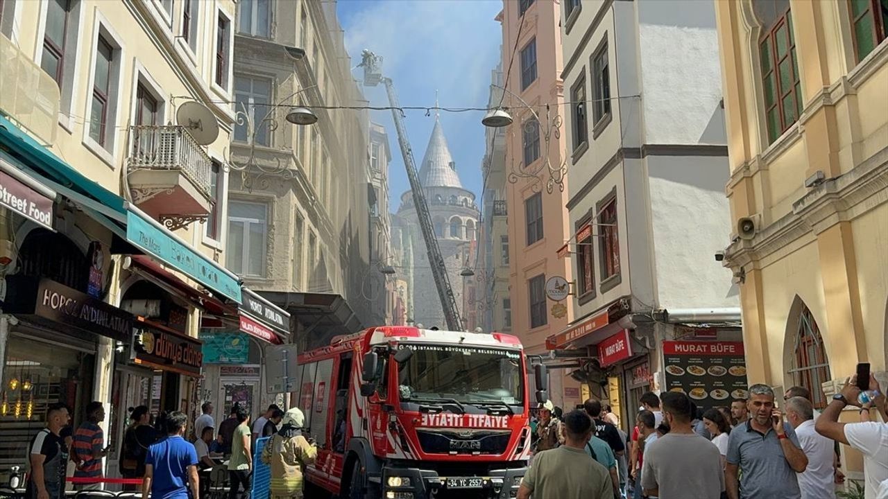 Beyoğlu'ndaki Otel Yangını İtfaiye Ekiplerince Kontrol Altına Alındı