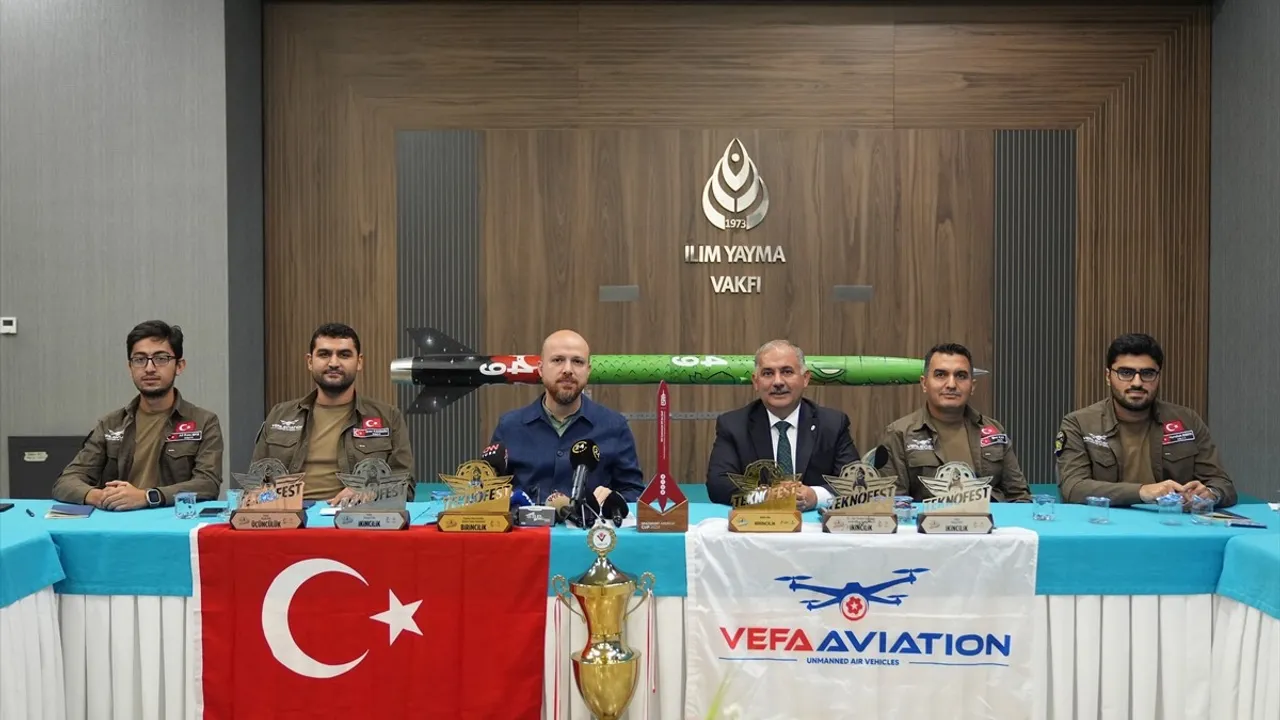 Bilal Erdoğan, İTÜ Vefa Havacılık Takımı ile Başarılarını Kutladı