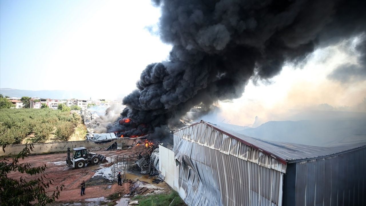 Bursa'daki Fabrika Yangınına Müdahale Devam Ediyor