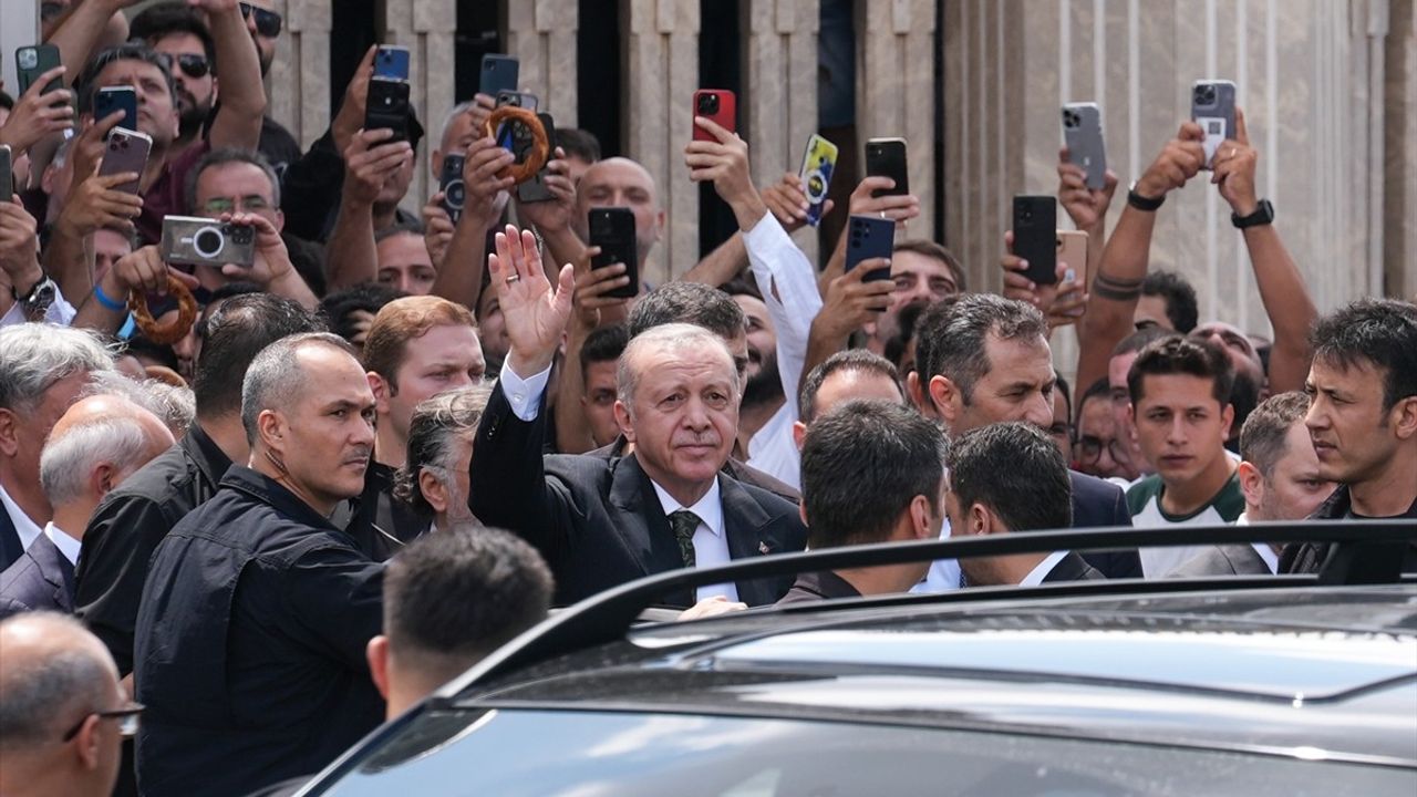 Cumhurbaşkanı Erdoğan Cuma Namazını Taksim Camisi'nde Kıldı