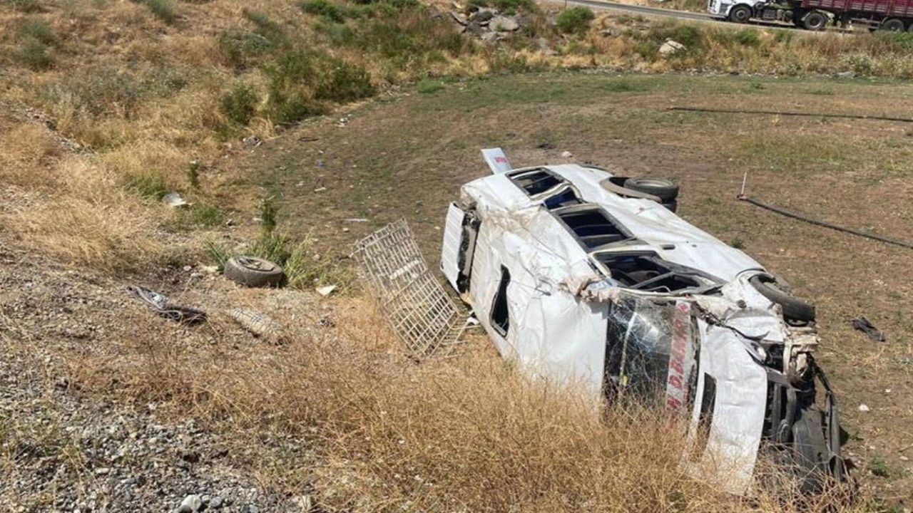 Diyarbakır'da kaza: Pikap ile yolcu minibüsü çarpıştı 14 kişi yaralandı!