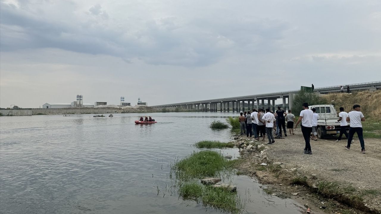 Edirne'de Meriç Nehri'nde Kaybolan Gençler İçin Arama Çalışmaları Başlatıldı