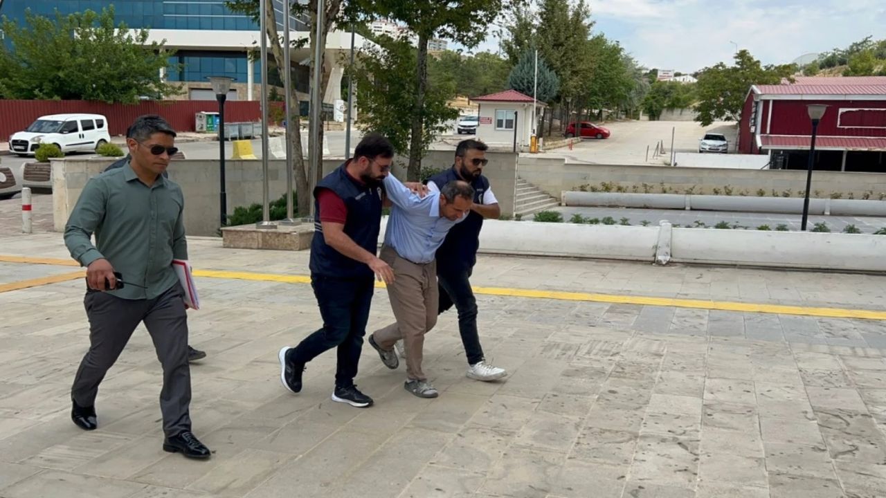  Elazığ'da Atatürk heykeline taşla saldırı: Şüpheli adliyeye sevk edildi!