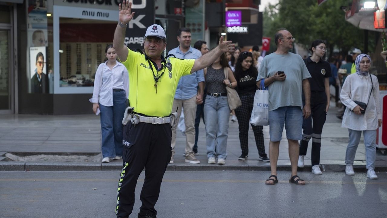 Emekli Polis Memuruna Anlamlı Veda