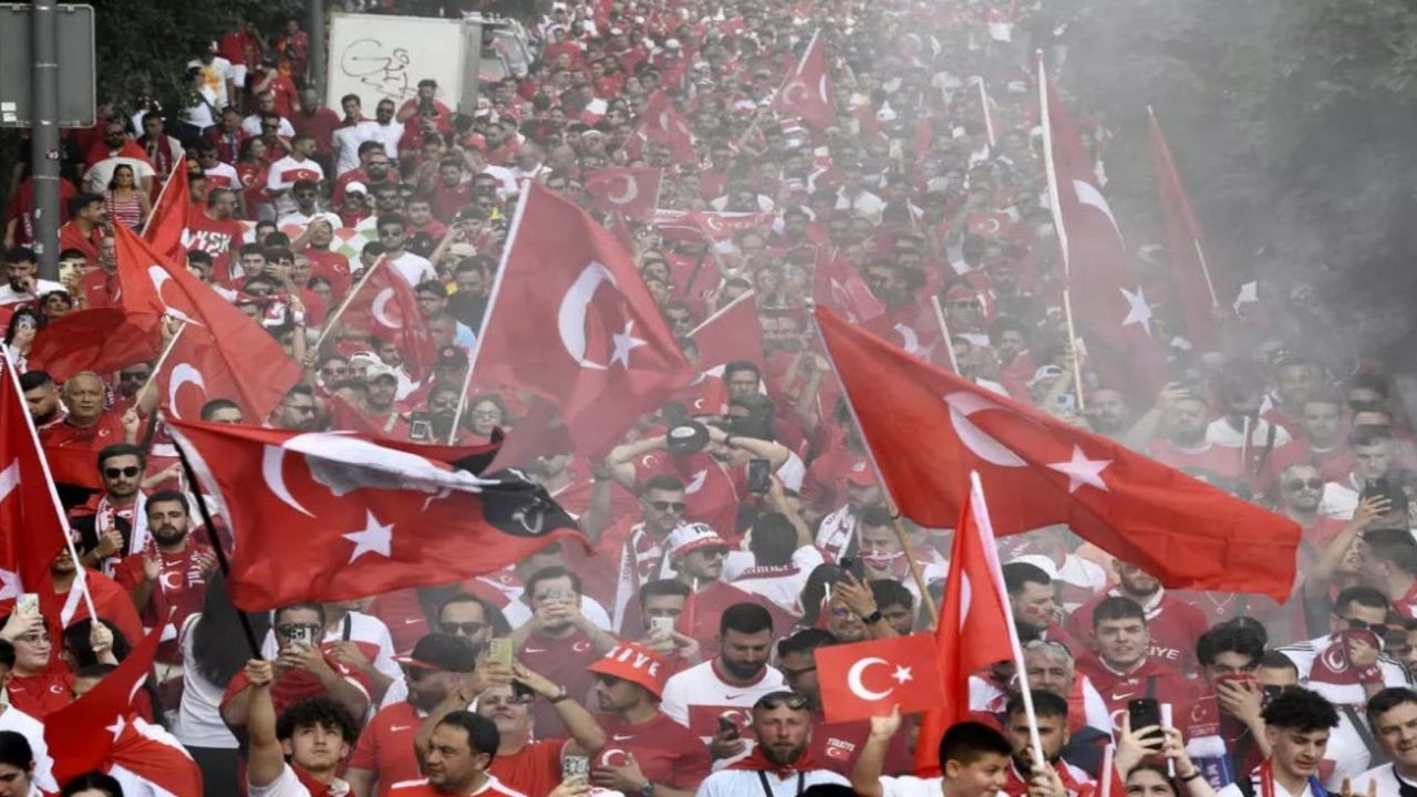 EURO 2024 Son 16 turu heyecanı! Türk taraftarlar tepki gösterip Büyükekşi'yi yuhaladılar