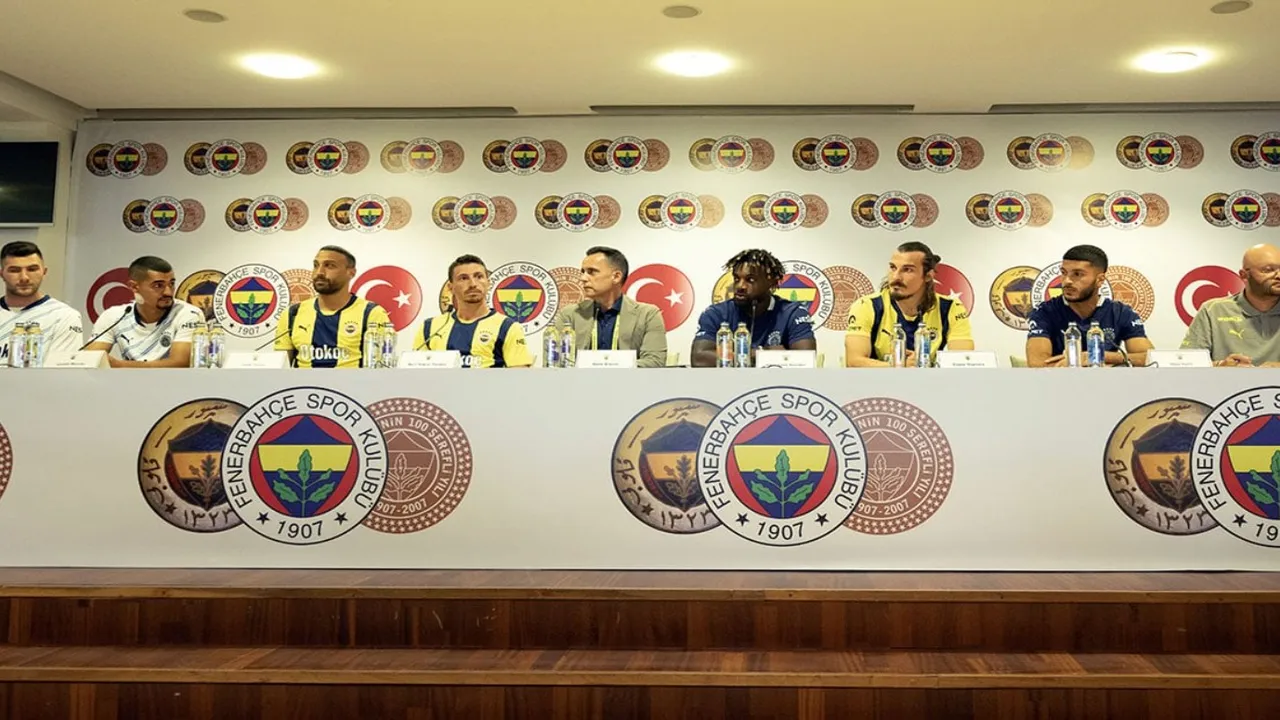 Fenerbahçe'den büyük imza sovu! Yeni transferler ve sözleşme yenilemeleri tanıtıldı