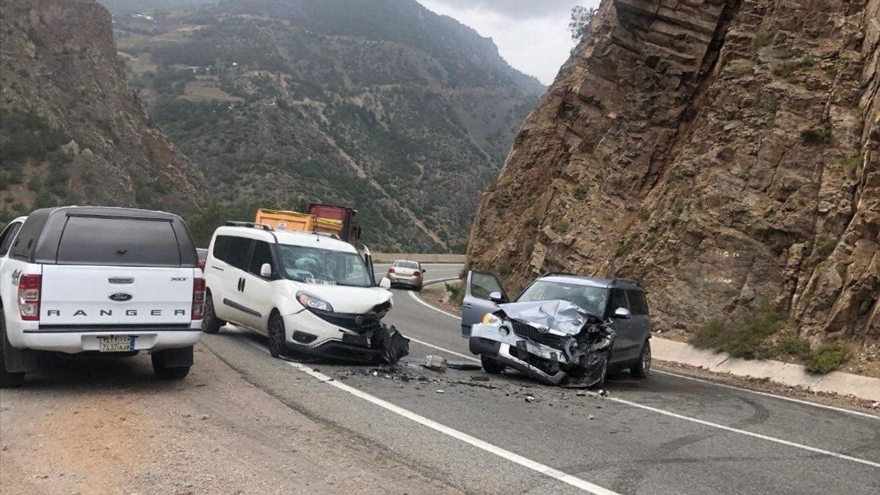 Gümüşhane'de Üç Araçlı Trafik Kazası: 4 Yaralı