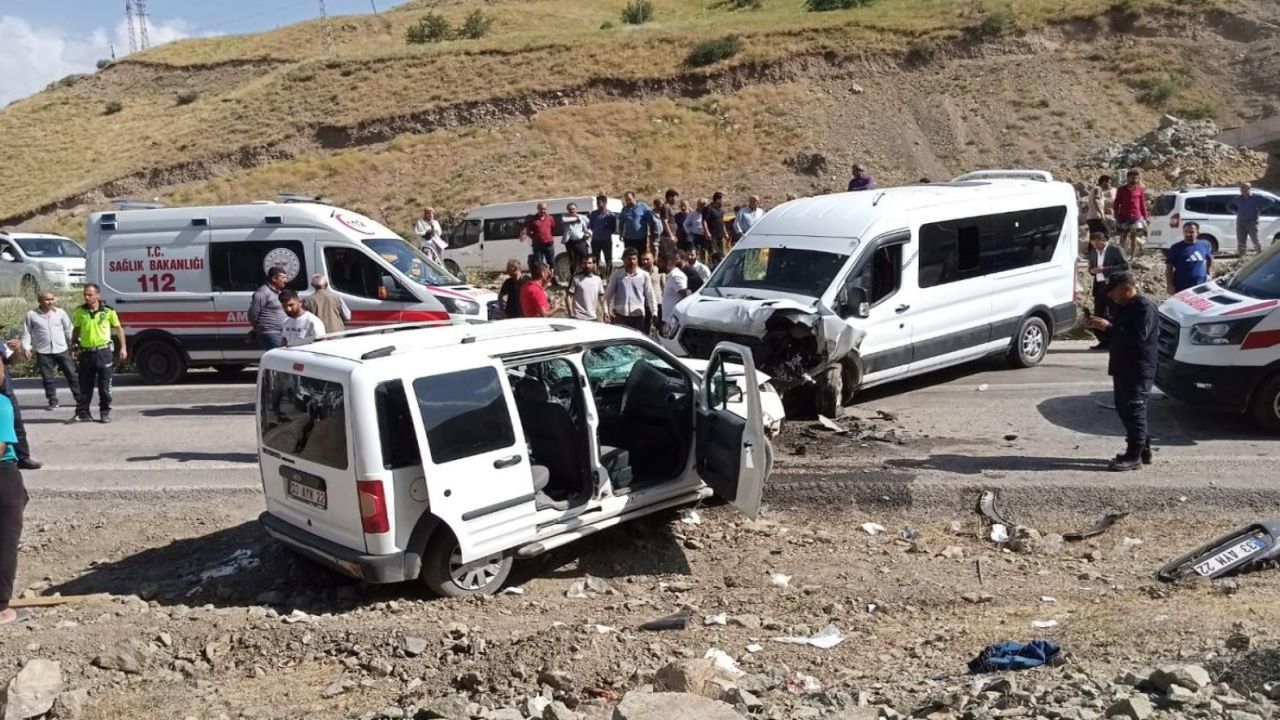 Hakkari Yüksekova'da korkunç kaza! 2'si ağır 7 yaralı