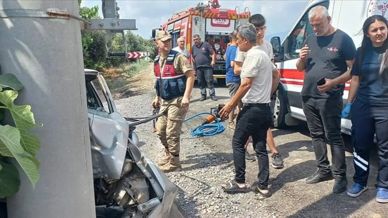 Hatay'da Aydınlatma Direğine Çarpan Araçta Sürücü Hayatını Kaybetti