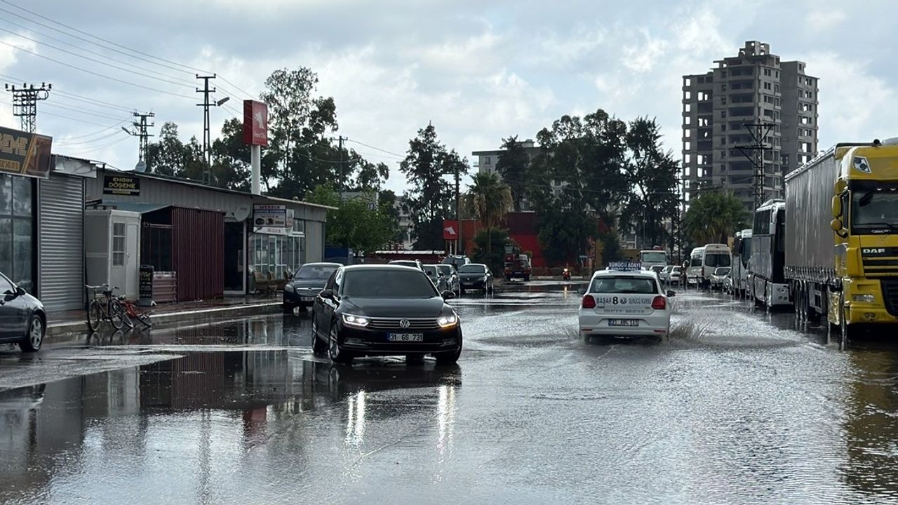 Hatay'ın İskenderun ilçesinde sağanak yağış hayatı felç etti