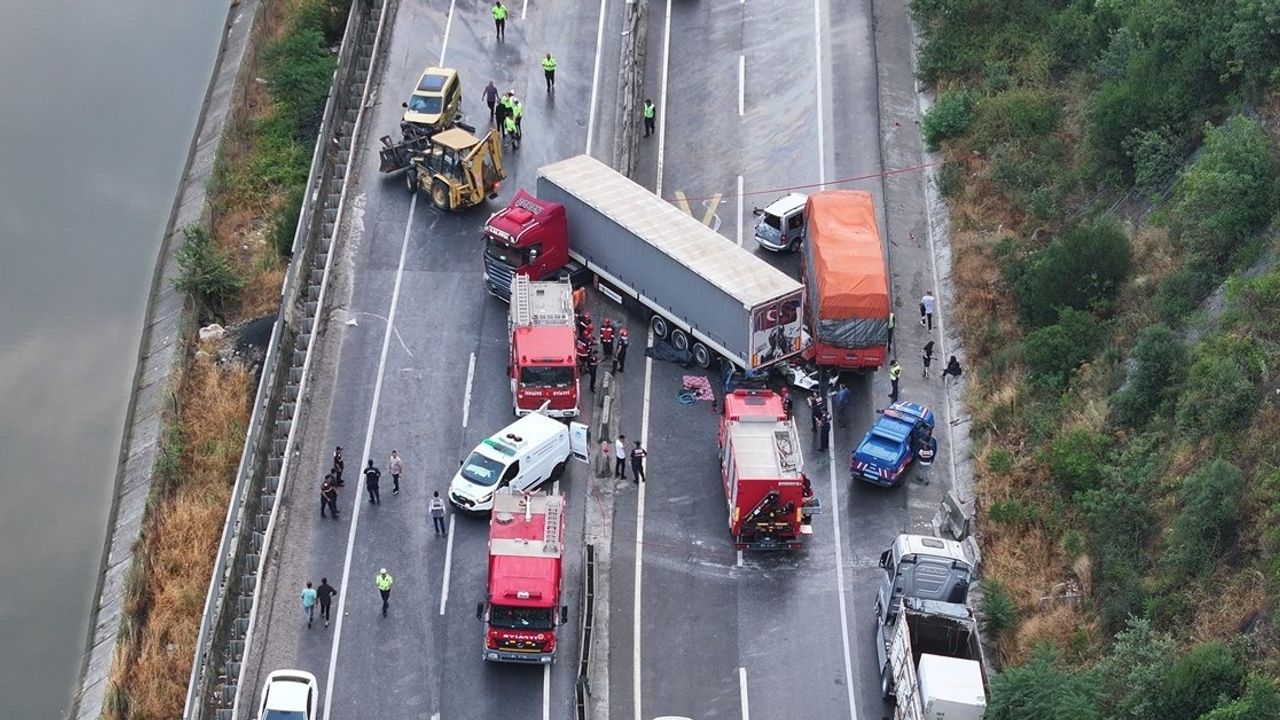 Hendek'te zincirleme trafik kazasında 6 kişi yaralandı