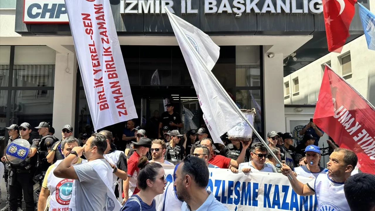 İzmir'de Kamu Çalışanları İş Bıraktı, CHP İl Başkanlığı Önünde Eylem Düzenlendi