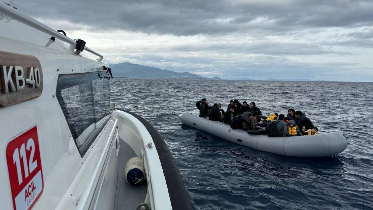 İzmir'de Yunanistan'ın ihlali sonucu denizde mahsur kalan göçmenler kurtarıldı