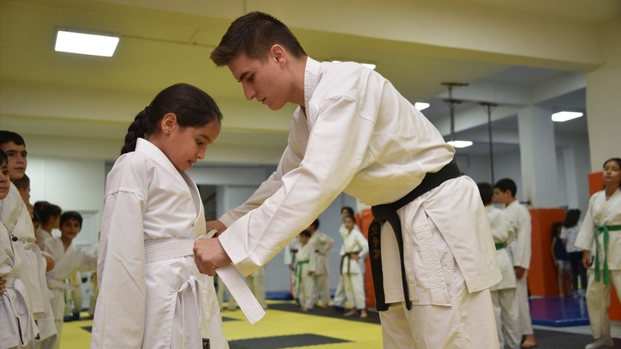 Karate Milli Takımı Antrenörü Ahmet Güney, Şanlıurfa'da Yetenekleri Destekliyor