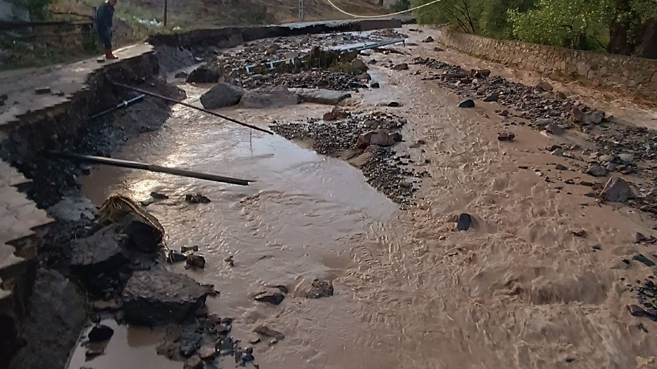 Kars Sarıkamış'ta sel felaketi! Evler, ahırlar ve kara yolu zarar gördü