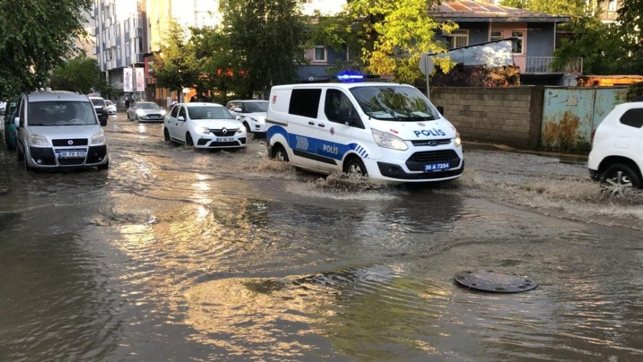 Kars’ta şiddetli rüzgar ve sağanak yaşamı felç etti