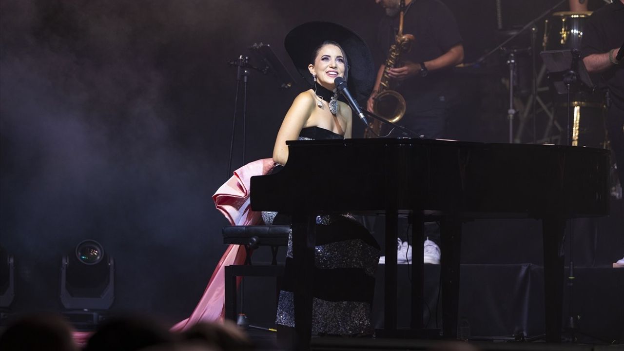 Karsu Harbiye'de Büyüleyici Bir Konser Verdi