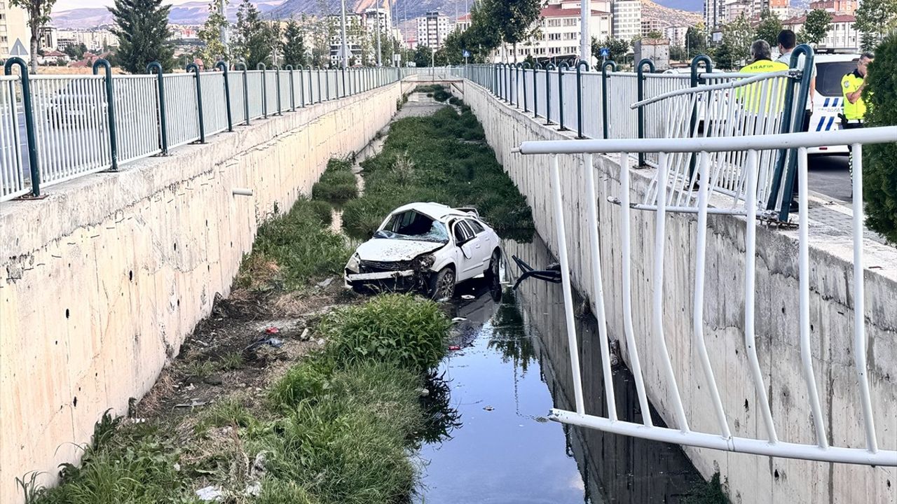 Kayseri'de Kanala Düşen Araçta Sürücü Yaralandı