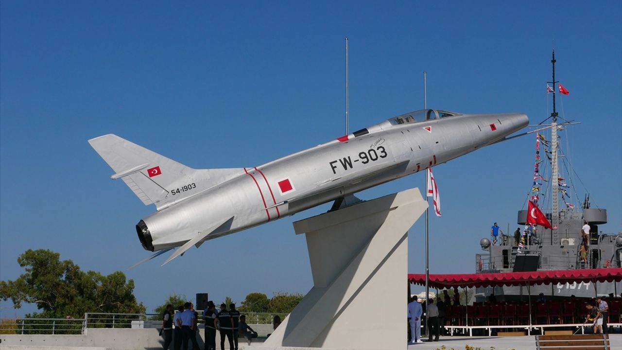 Kıbrıs Barış Harekatı'nda kullanılan F-100 uçağı, KKTC'de anıt olarak sergileniyor