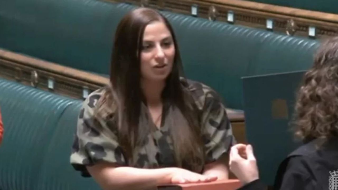 Kıbrıslı Türk vekil İngiltere'de Kur'an-ı Kerim'le yemin etti!