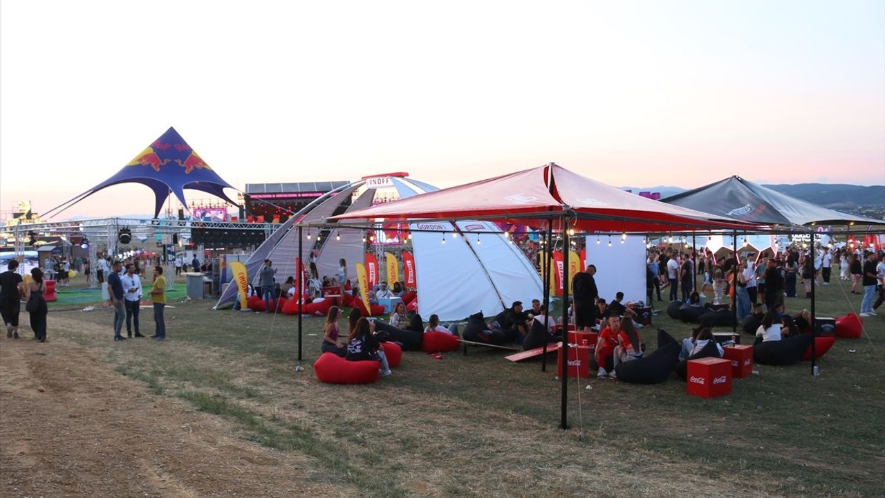 Kosova'da Sunny Hill Müzik Festivali Yoğun İlgiyle Başladı