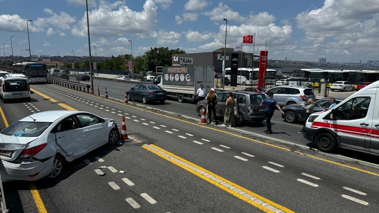 Küçükçekmece'de Metrobüs Yoluna Giren Otomobil Kazası