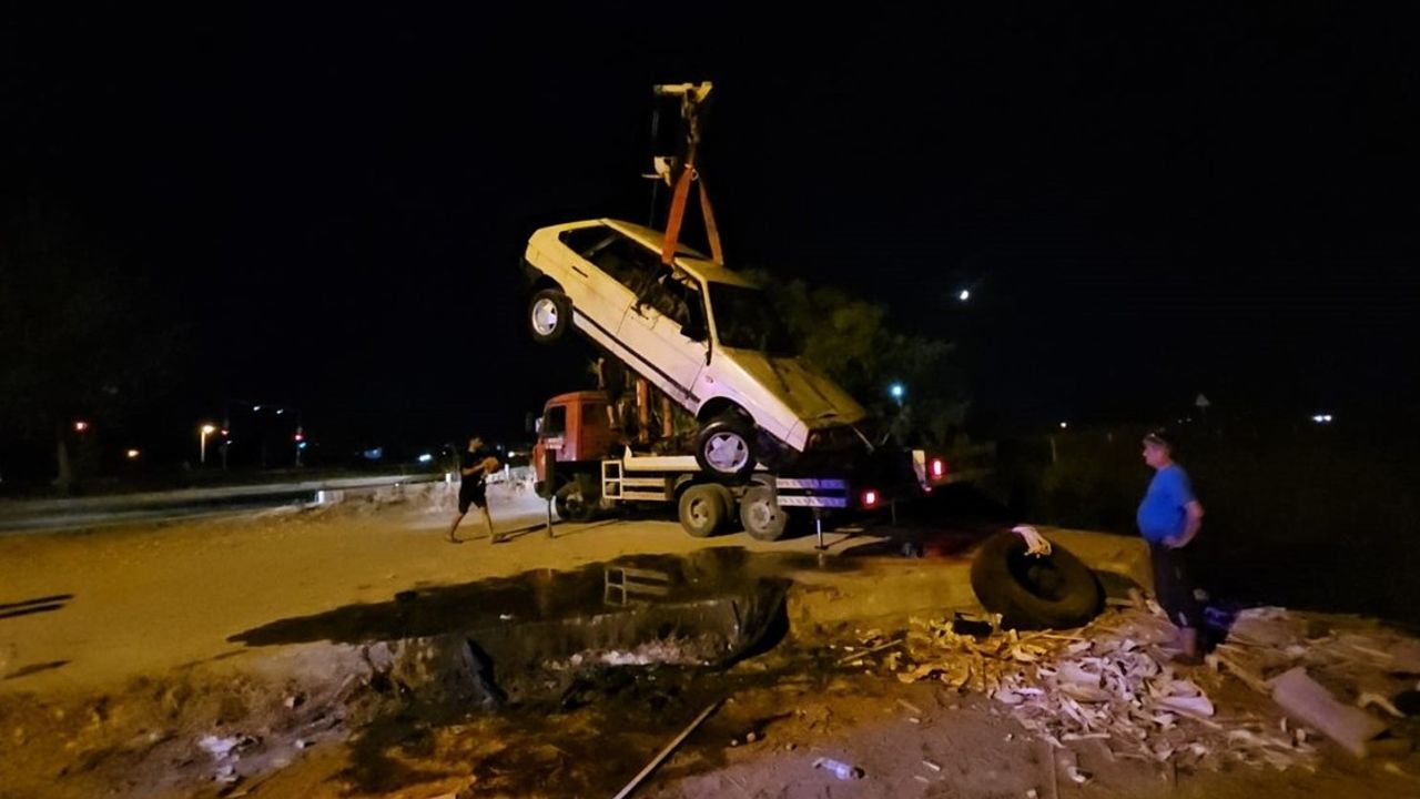 Manavgat'ta feci kaza! Otomobil sulama kanalına devrildi, 1 ölü 4 yaralı!