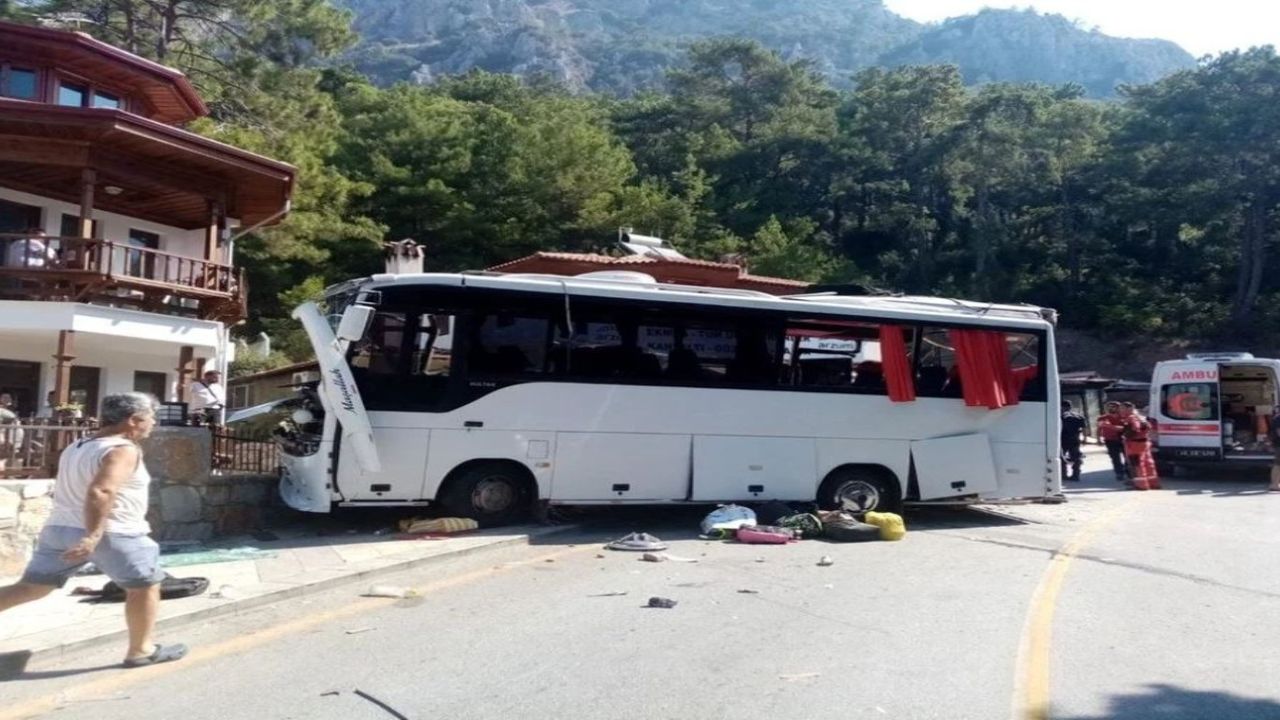  Muğla'da freni patlayan tur midibüsü faciası: 1 Ölü, 32 Yaralı