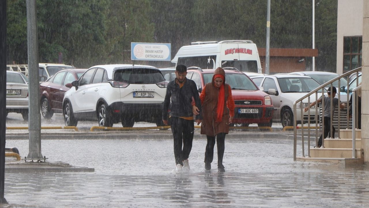 Niğde'de Şiddetli Sağanak Yağışlar Hayatı Olumsuz Etkiledi