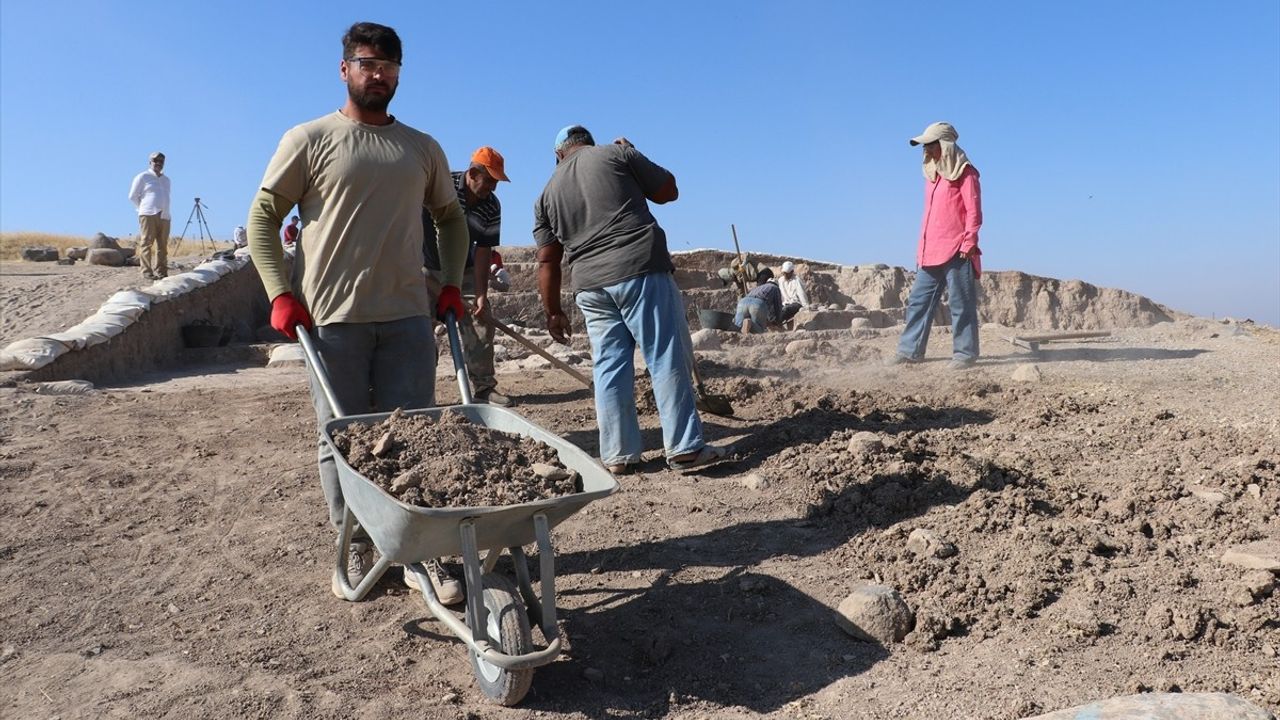 Oylum Höyük Kazıları Yeniden Başladı: 35 Kişilik Ekip ile Çalışmalar Devam Ediyor