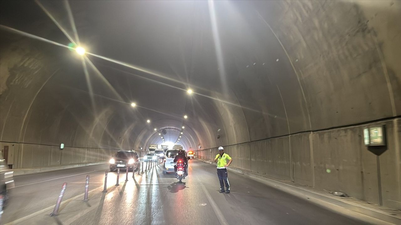 Pendik'te Tünel Kazası: Havalandırma Fanı Trafiği Aksattı