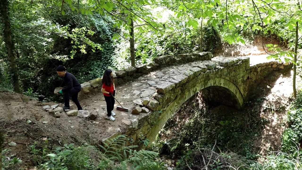 Rize'de Babasıyla Kızının Tarihi Kemer Köprü Temizliği