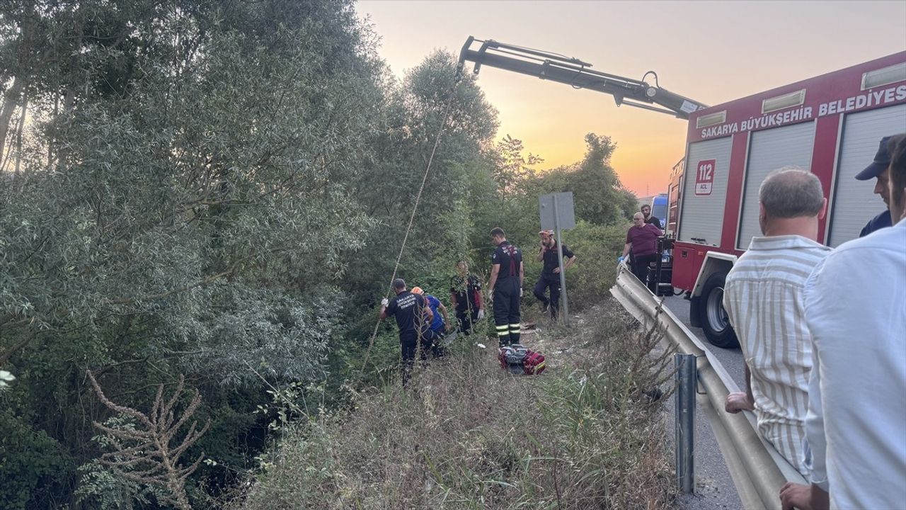 Sakarya'da Şarampole Yuvarlanan Sürücü Hayatını Kaybetti