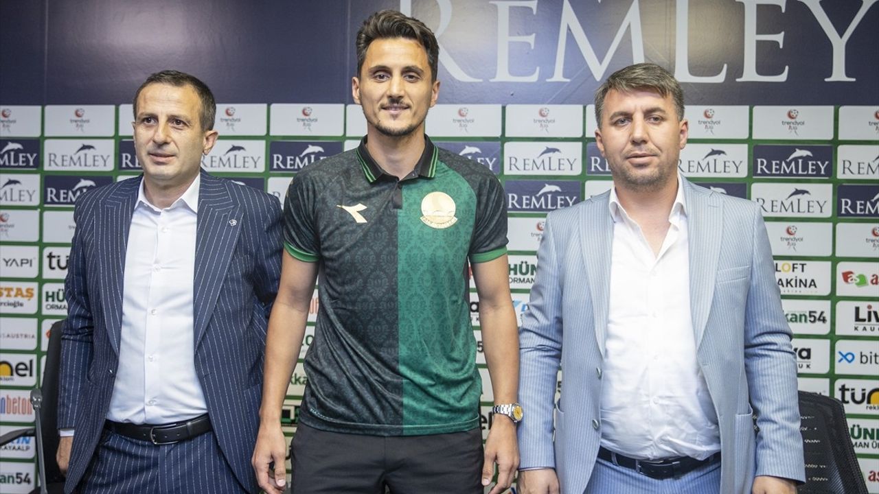 Sakaryaspor, Eski Futbolcu Mustafa Pektemek'i Yeniden Kadrosuna Katıyor