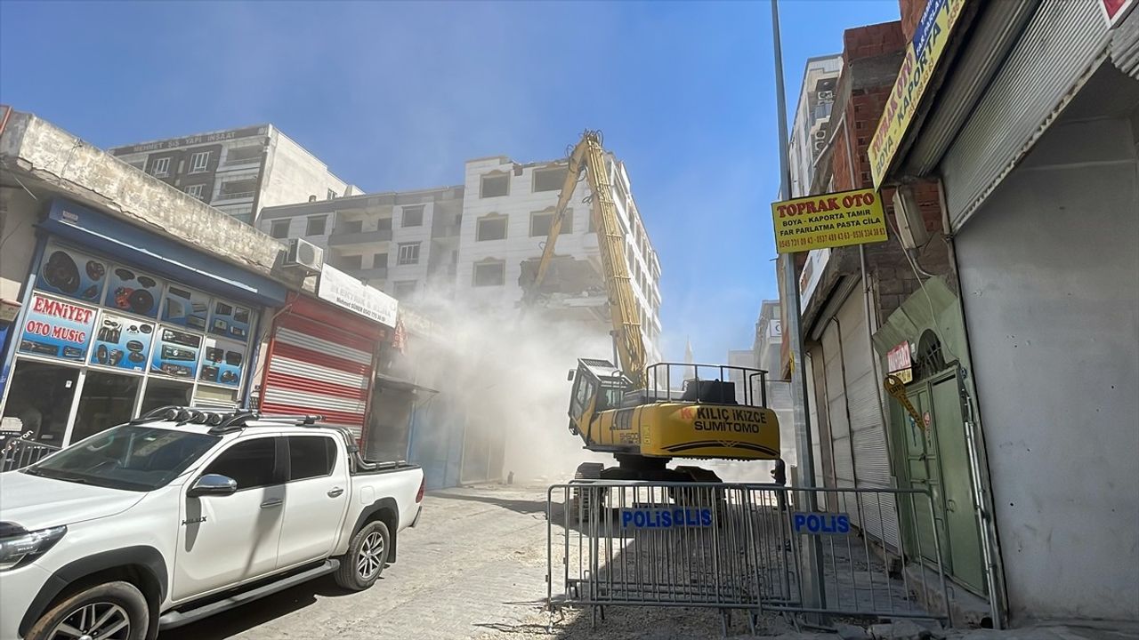 Şanlıurfa'da Depremzedelere Yönelik Bina Yıkım Süreci Devam Ediyor