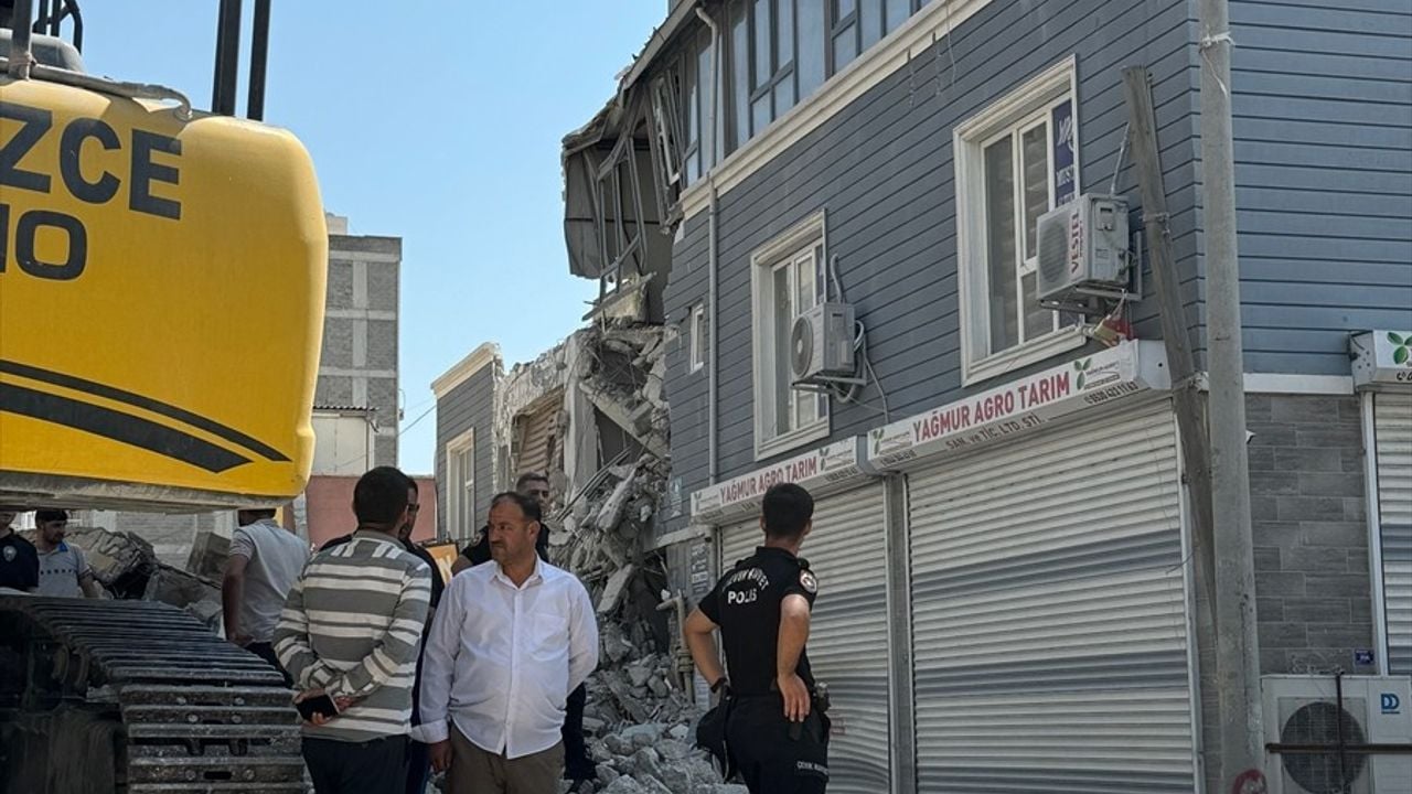 Şanlıurfa'da Yıkım Sırasında Komşu Bina Zarar Gördü