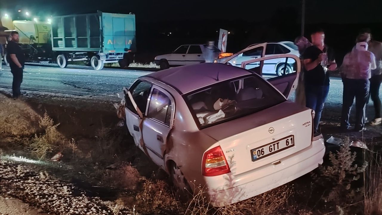 Sivas'ta İki Araç Çarpıştı: 6 Yaralı