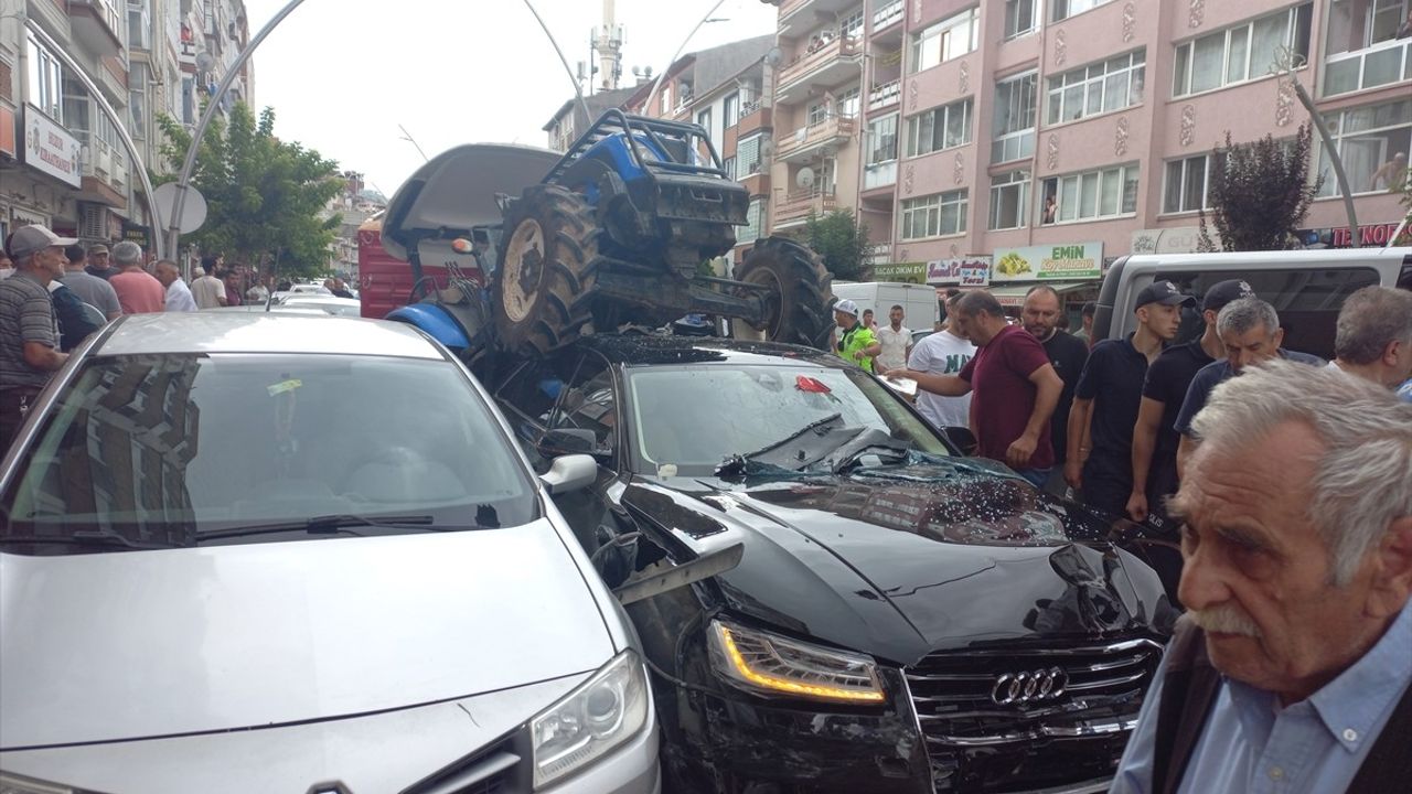 Tokat'ta Freni Boşalan Traktör Otomobile Çarptı